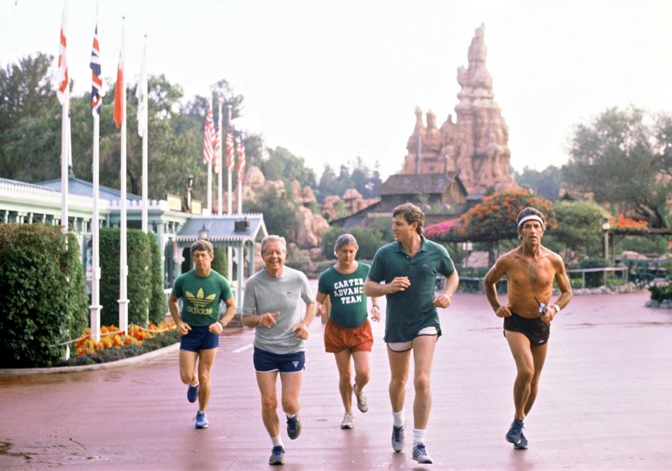 Джимми Картер (второй слева) с друзьями на пробежке вокруг Диснейленда