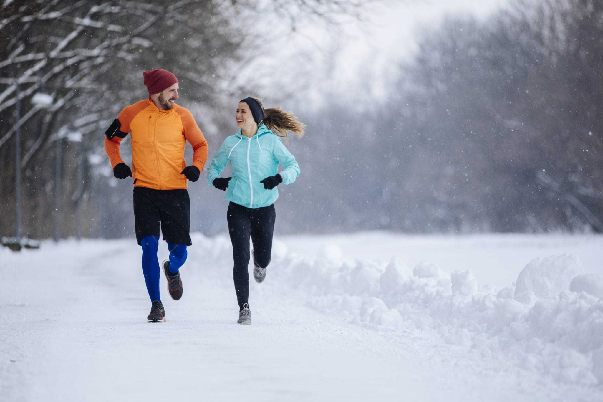 Winter together. Зимняя пробежка. Бег на свежем воздухе в лесу зимой. Бег зимой на природе. Зимняя пробежка в городе.